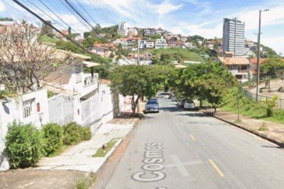 Os assaltantes também levaram dois carros pertencentes à família -  (crédito: Reprodução/Google Street View)