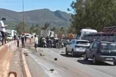 Grave acidente na BR-040 na altura de Nova Lima na manhã desta quarta-feira (07/10); -  (crédito: Redes Socias)