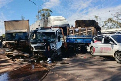 Acidente envolve 5 caminhões e 20 carros na BR-040; -  (crédito: Corpo de Bombeiros/Divulgação)
