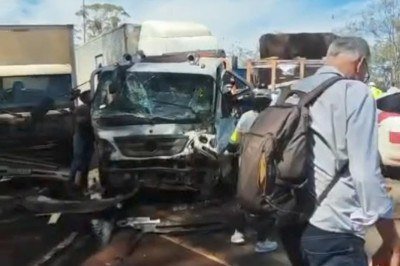  Acidente com 6 caminhões e 6 carros tem 8 acidentados;  -  (crédito: Corpo de Bombeiros/Divulgação)