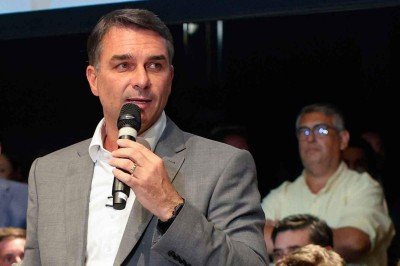A chegada de novos aliados amplia a força eleitoral de Flávio, ao mesmo tempo que aumenta a conta política de uma eventual vitória -  (crédito: Sergio Lima/AFP)