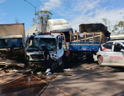 Acidente envolve 5 caminhões e 20 carros na BR-040; - (crédito: Corpo de Bombeiros/Divulgação) Acidente envolve 5 caminhões e 20 carros na BR-040; - (crédito: Corpo de Bombeiros/Divulgação)