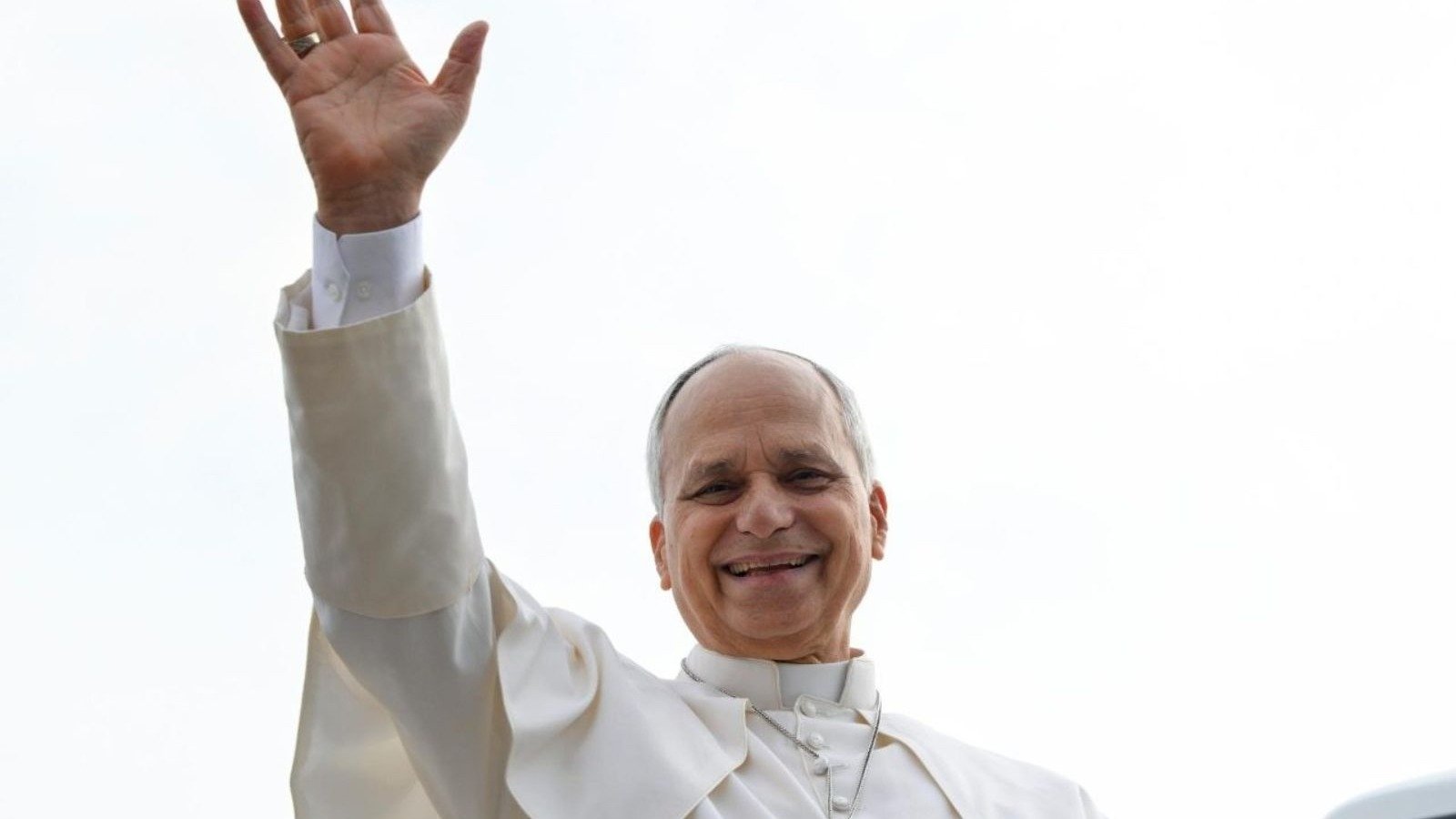 Papa Le&atilde;o XIV sa&uacute;da os peregrinos na Pra&ccedil;a S&atilde;o Pedro, antecipando a celebra&ccedil;&atilde;o de Nossa Senhora Aparecida -  (crédito: Vatican Media)