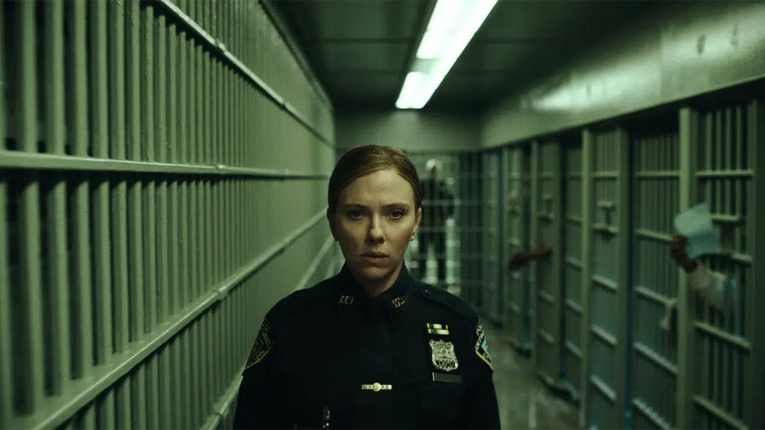 Scarlett Johansson como a detetive em O Exorcista: M&aacute;rtires, trazendo um suspense policial para a nova fase da franquia -  (crédito: Reprodu&ccedil;&atilde;o/Universal Pictures)