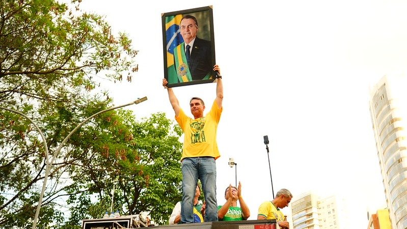 Apoiador exibe retrato de Jair Bolsonaro em evento onde seu filho Fl&aacute;vio defendeu reformas constitucionais -  (crédito: Charles Vieira/Divulga&ccedil;&atilde;o)