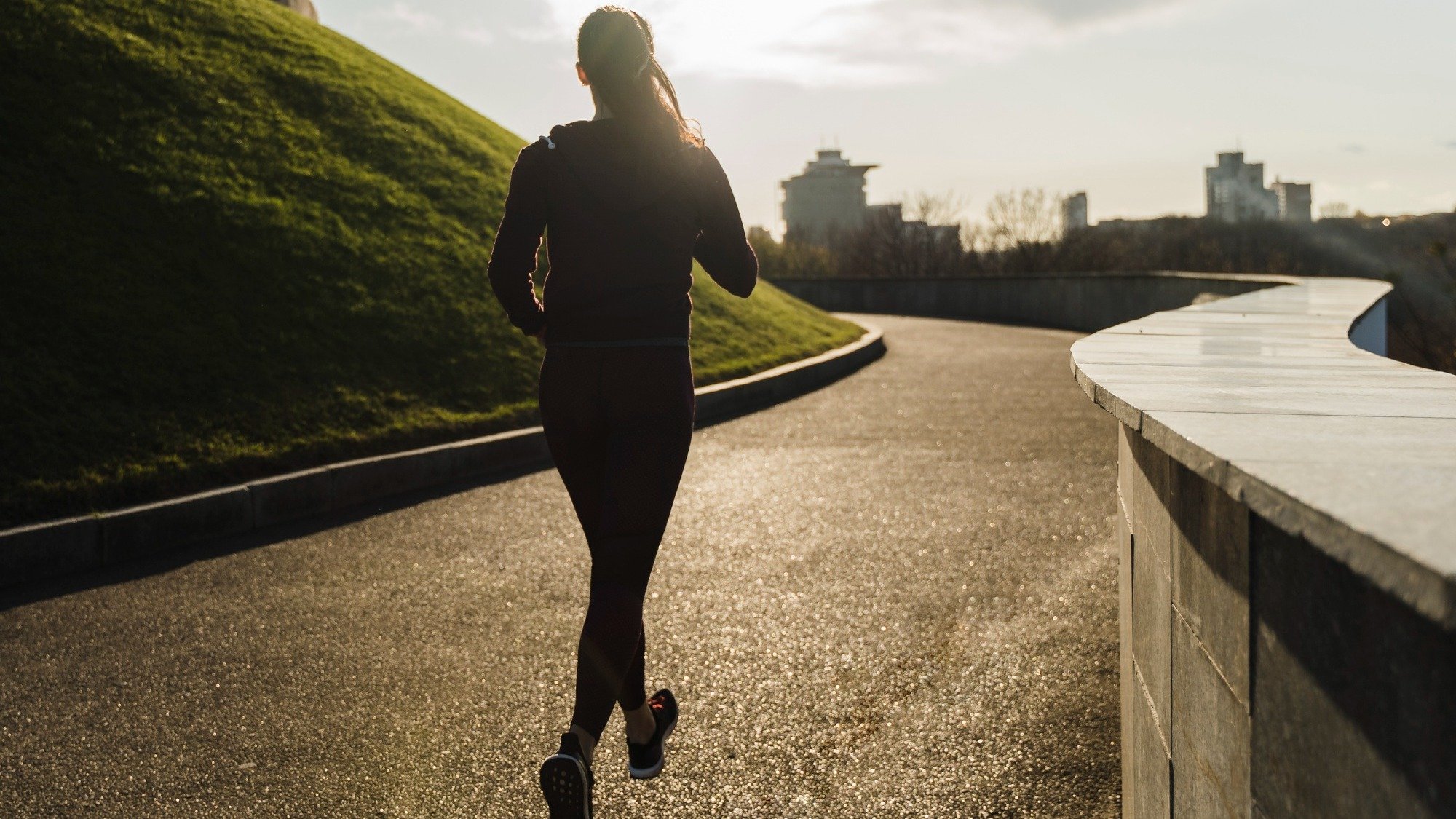 A pr&aacute;tica de atividades f&iacute;sicas ao ar livre, como a caminhada, fortalece o corpo e a mente, oferecendo benef&iacute;cios para a sa&uacute;de geral -  (crédito: magnific.com)