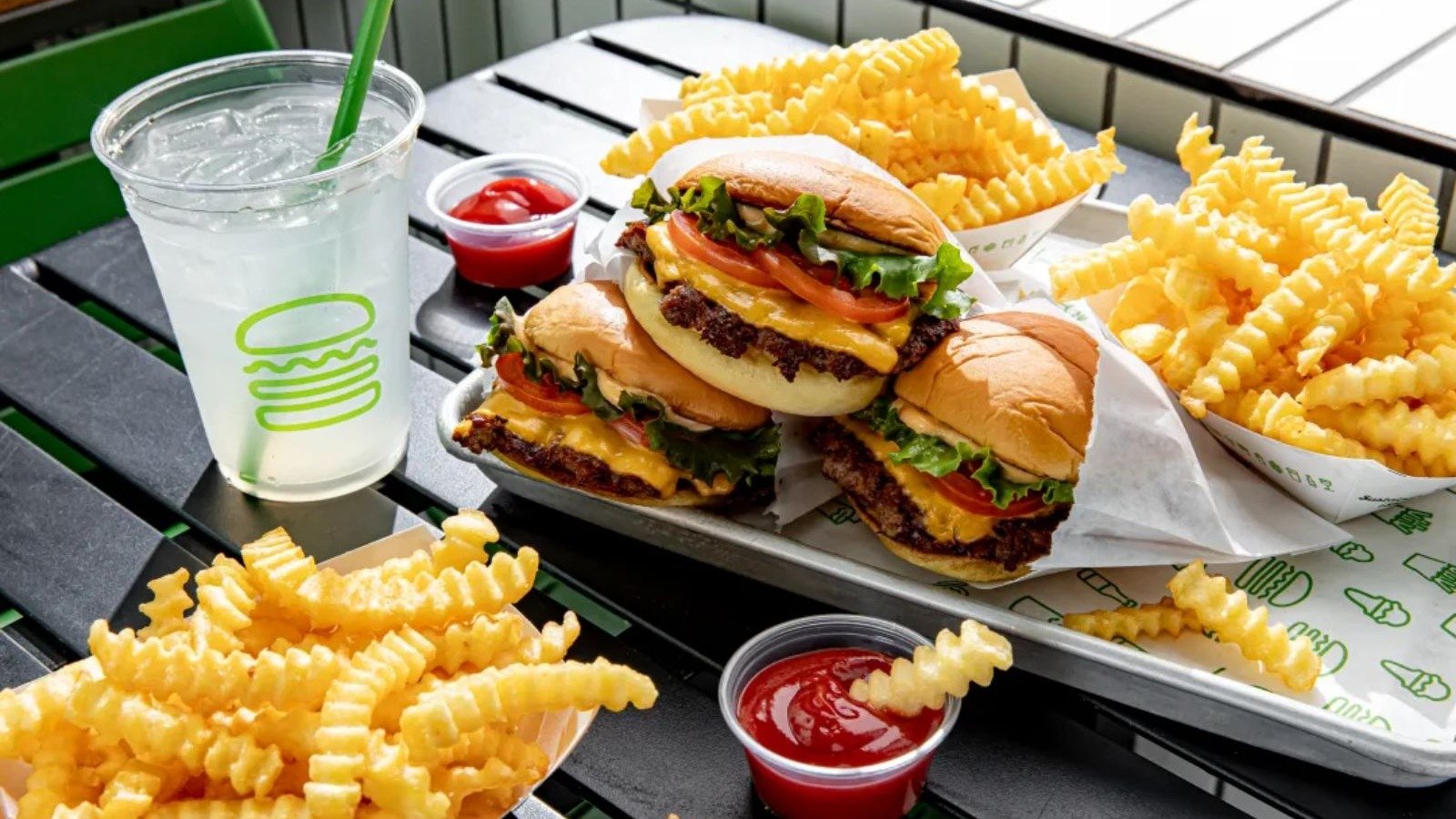 O card&aacute;pio cl&aacute;ssico da Shake Shack, que chega ao Brasil em 2027, incluir&aacute; os famosos hamb&uacute;rgueres e as batatas onduladas -  (crédito: Divulga&ccedil;&atilde;o)