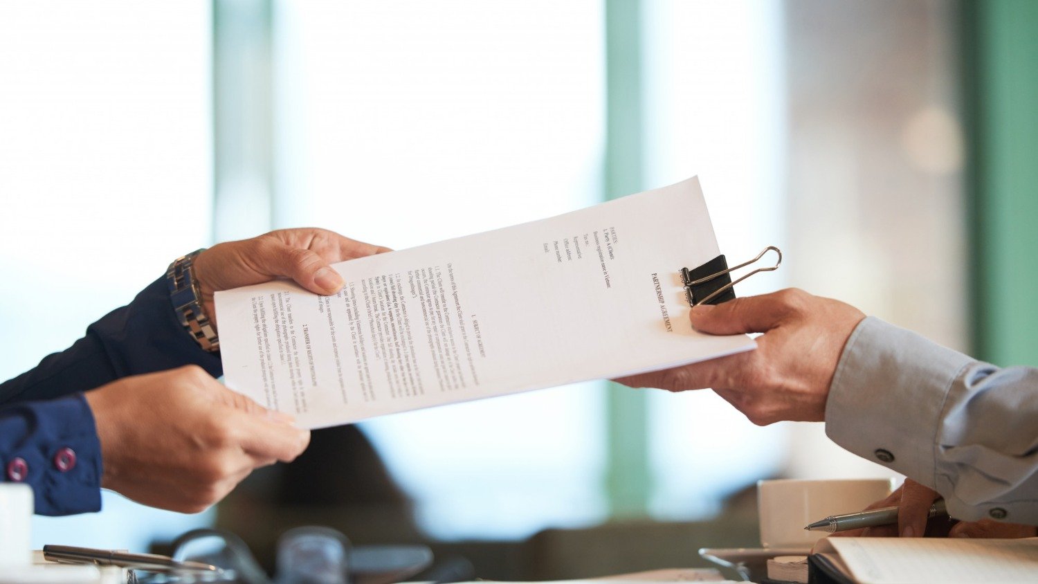 A formaliza&ccedil;&atilde;o de um acordo ou oferta de emprego &eacute; um passo crucial em negocia&ccedil;&otilde;es salariais complexas -  (crédito: Freepik)
