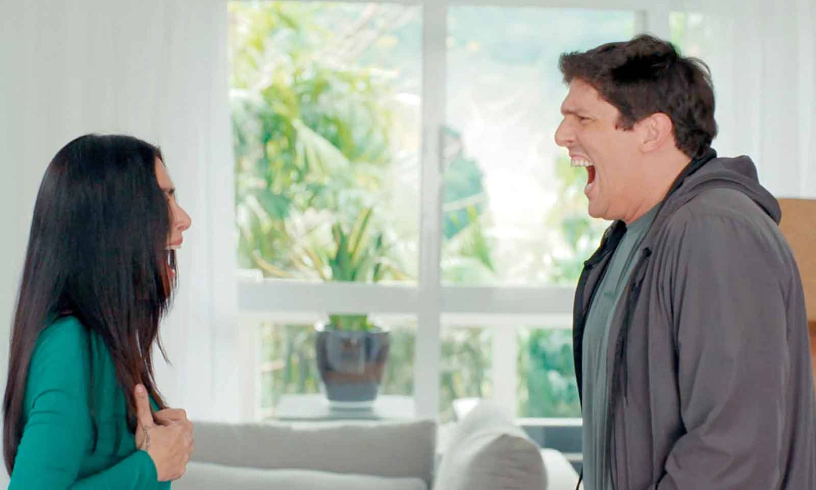 Bia (Cleo Pires) e Aquiles (Rafael Infante), além dos corpos trocados, têm de aprender a se colocar no lugar do outro Atores Cleo Pires e Rafael Infante estão de lado, gritando um com o outro, em cena do filme Se eu fosse você 3