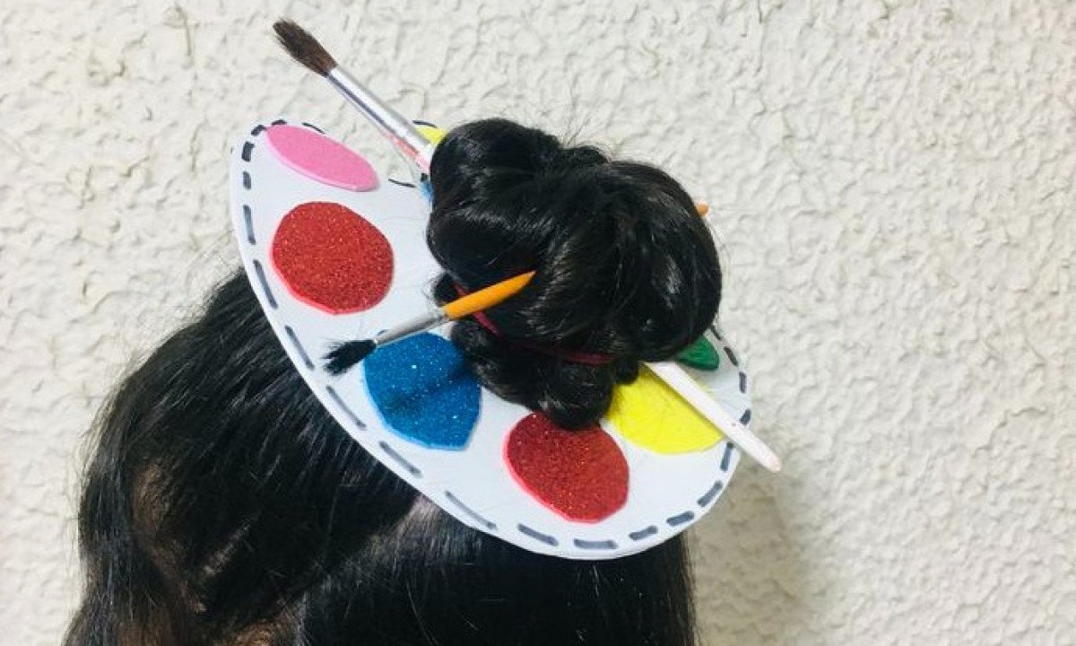 Acessórios criativos como este penteado inspirado em paleta de pintor exemplificam a imaginação no Dia do Cabelo Maluco. - (crédito: @reinaelzabeth / Redes Sociais)