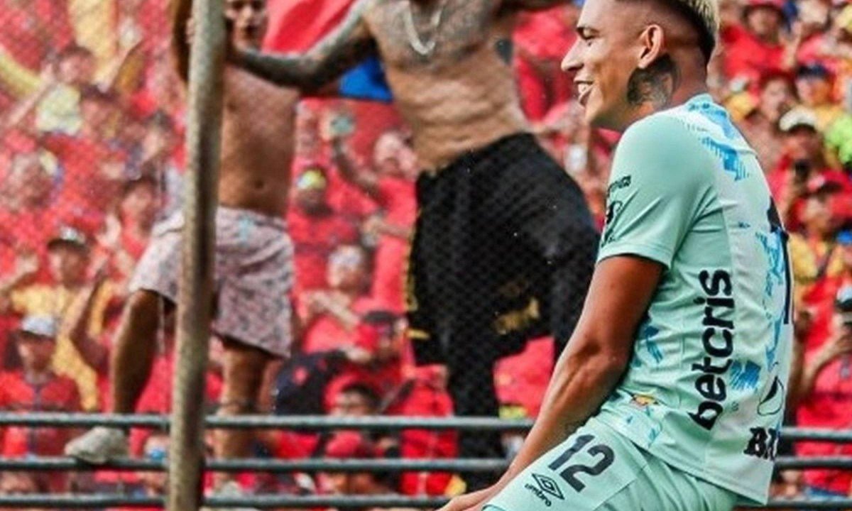 Goleiro aplica substância na trave e levanta suspeita de bruxaria em jogo entre seleções - (crédito: No Ataque Internacional)