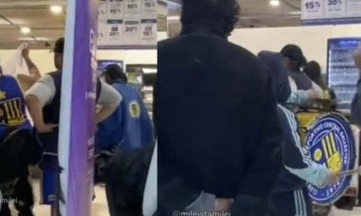 Torcedor se irrita e leva organizada a supermercado para cobrar troca de TV com defeito - (crédito: No Ataque Internacional)