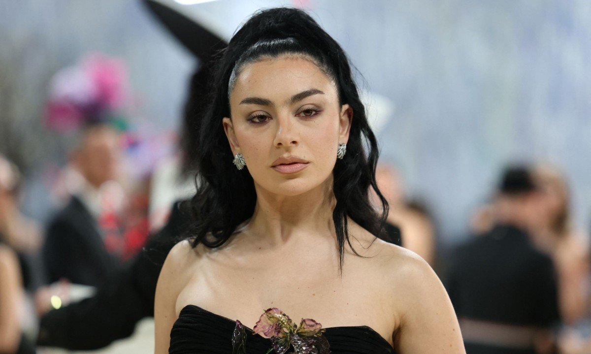 Charli XCX é uma das headliners do Lollapalooza Brasil 2026 - (crédito: AFP)