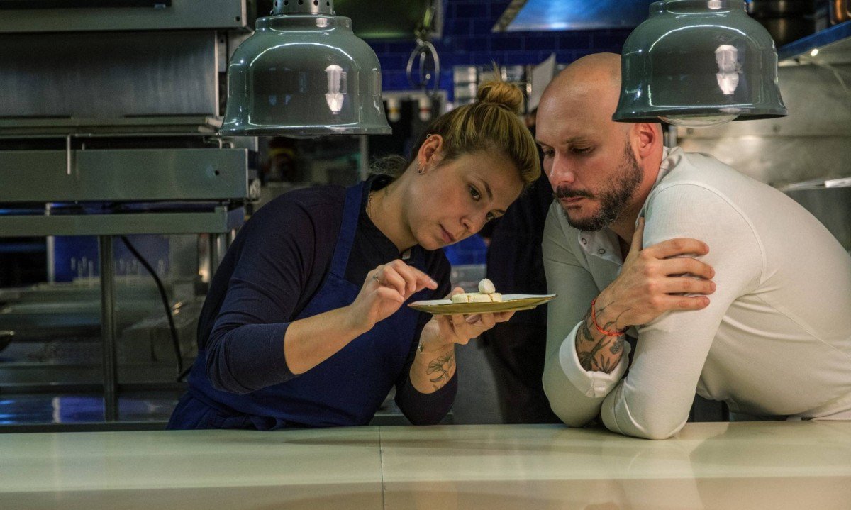 Bianca Mirabili e Luiz Filipe Souza, do Evvai, vivem juntos a pressão de estar em uma cozinha estrelada, que deve acertar sempre - (crédito: Apple TV/Divulgação)