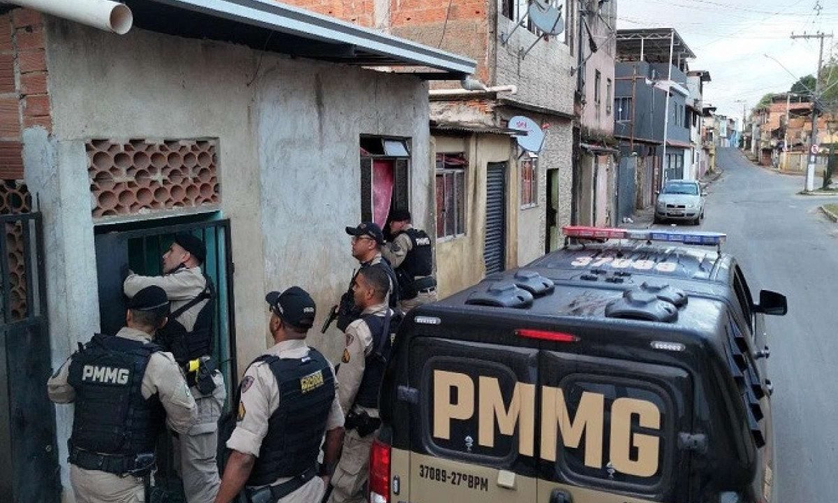 Durante o cumprimento das medidas judiciais, foram apreendidos dois veículos que, conforme o Ministério Público, seriam utilizados nas atividades criminosas, além de celulares, drogas e dinheiro - (crédito: MPMG/Divulgação)