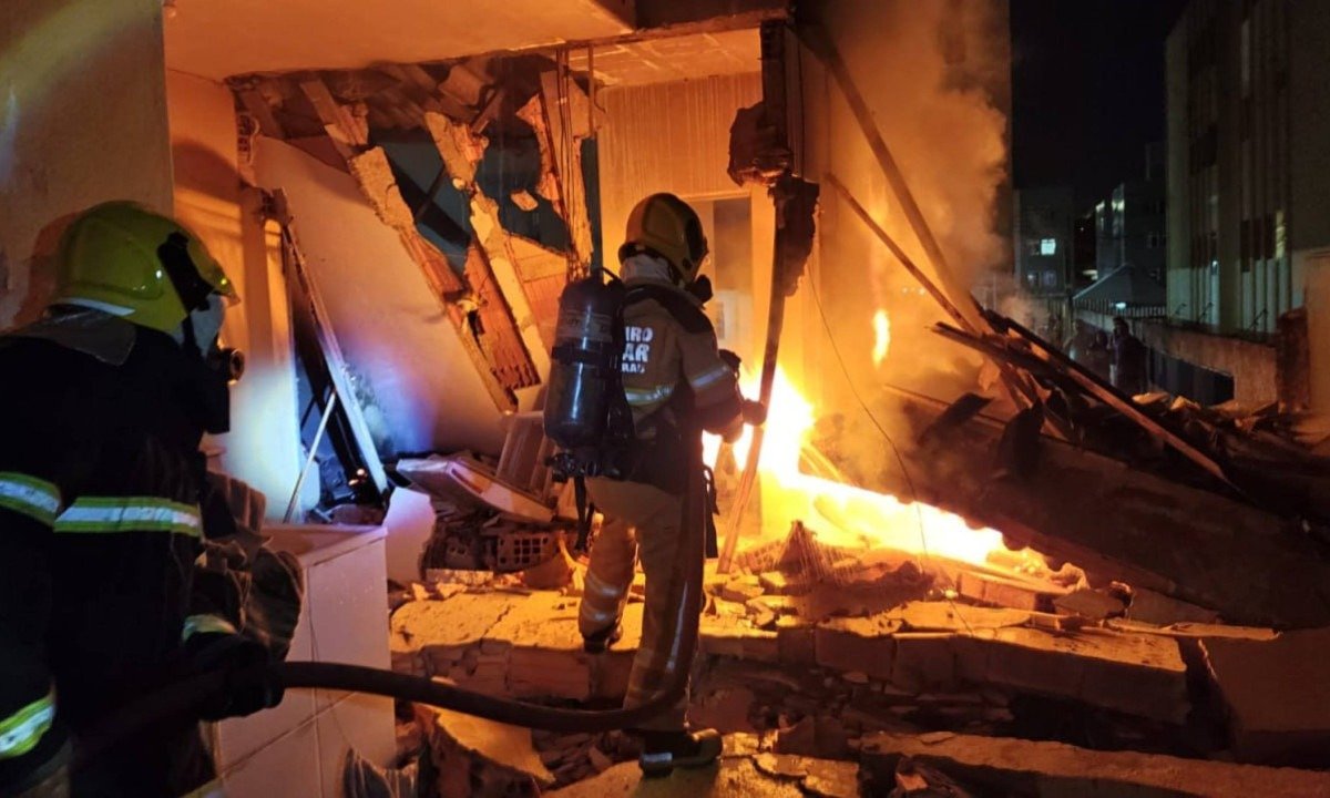 Explosão destrói parte de casa e deixa homem morto na capital mineira - (crédito: Corpo de Bombeiros/Reprodução)
