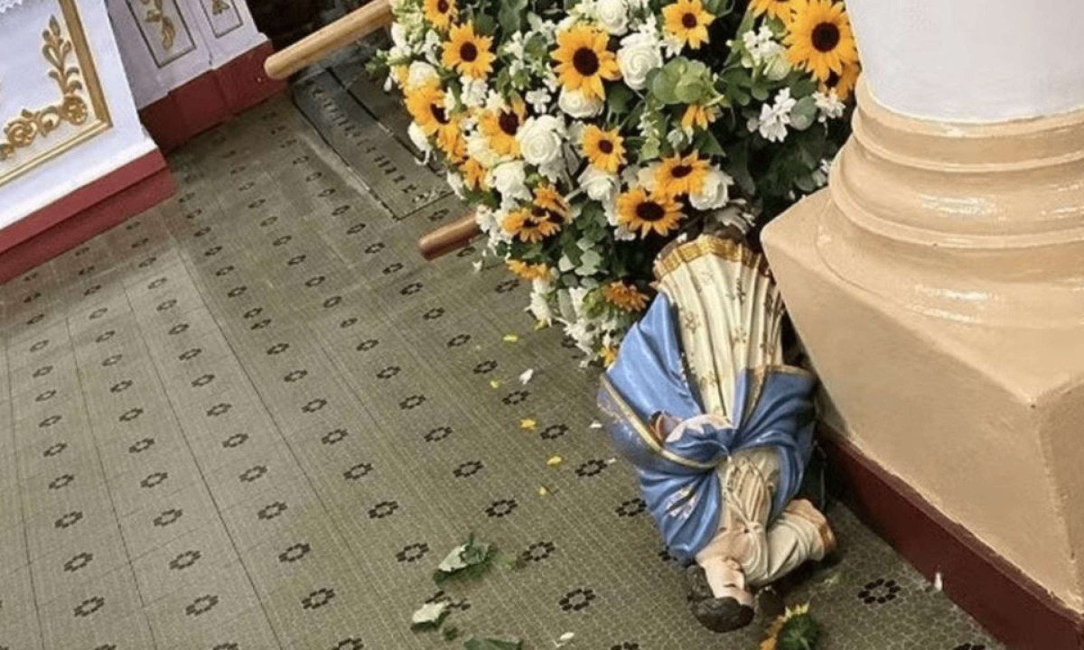 Imagem de Nossa Senhora do Rosário é danificada em ataque a igreja em Minas
- (crédito: Redes sociais/Reprodução)