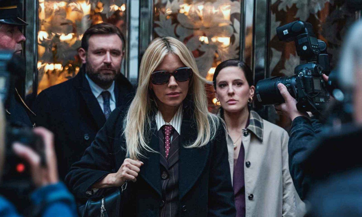 Sienna Miller vive Carla Duval, que termina o casamento com Morgan Henderson (Dominic West) - (crédito: HBO Max/Divulgação)