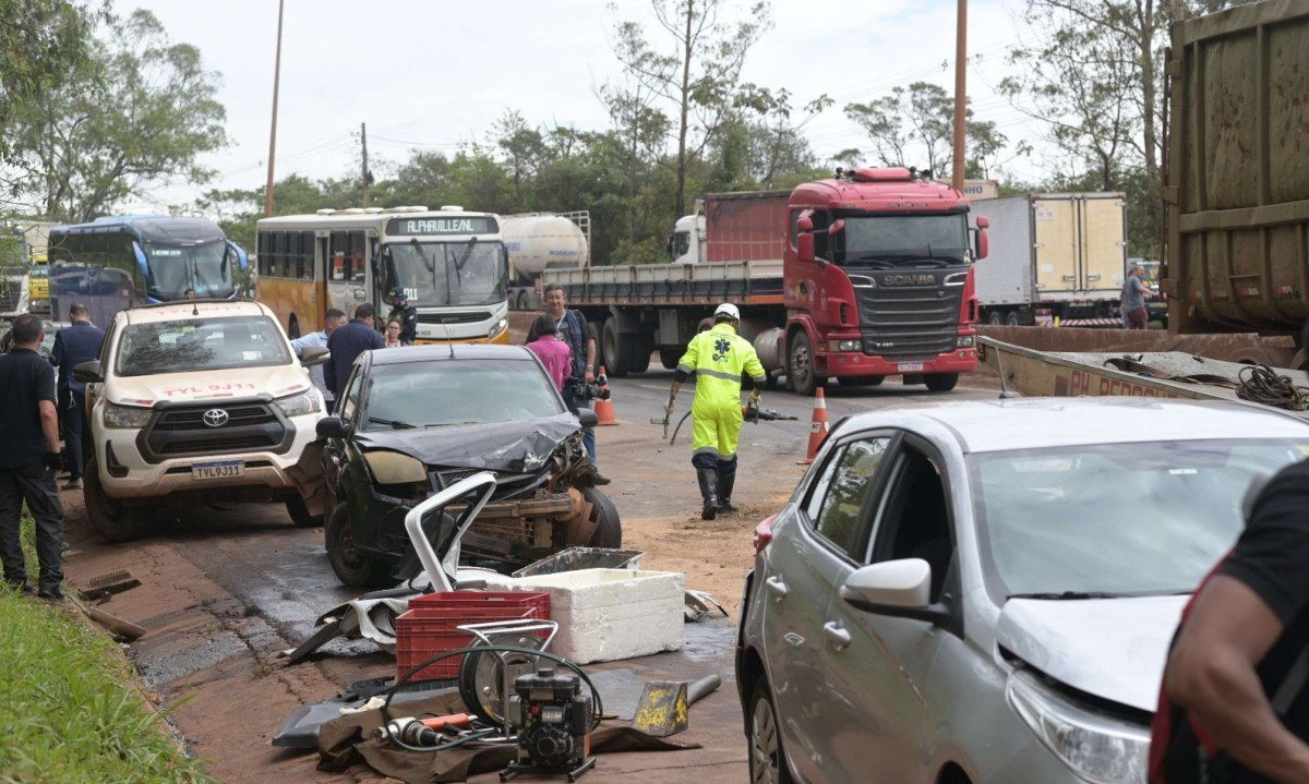 Carreta perde o freio e atropela dezenas de veículos na BR 356, em Nova Lima, na Grande BH - (crédito: Leandro Couri/EM/D.A.Press)