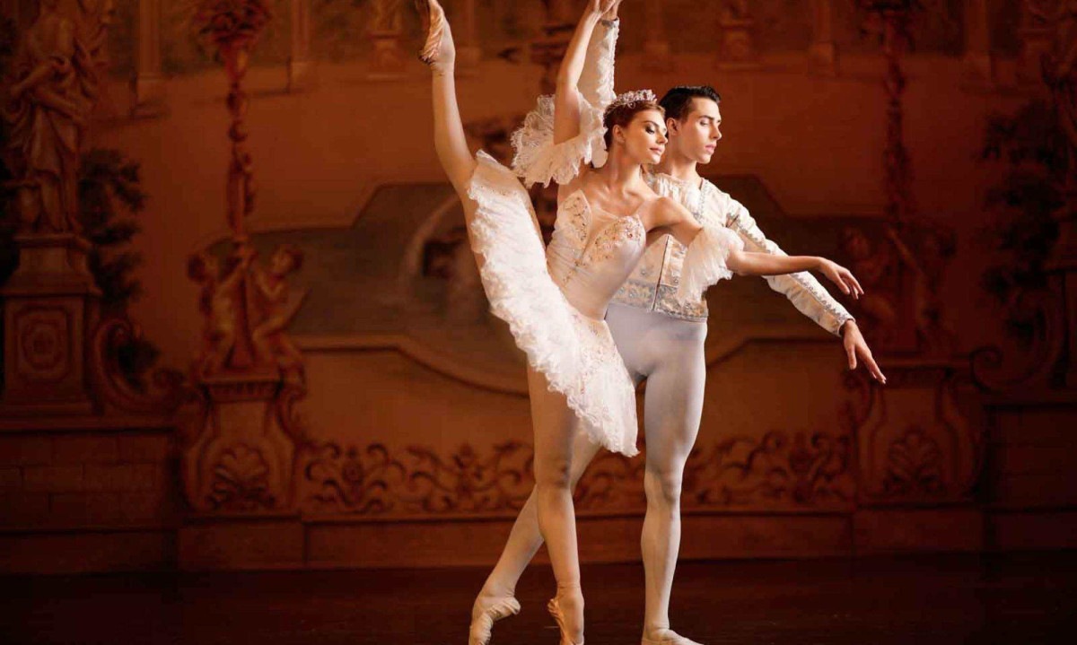 Oksana Bondareva e Leonardo De Checchi interpretam Cinderella e o príncipe na coreografia baseada no conto de Charles Perrault - (crédito: Andrey Lyapin/Divulgação)