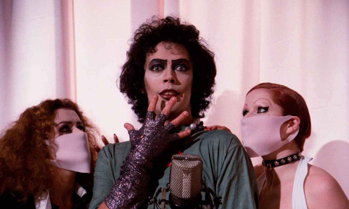 O ator cis Tim Curry (ao centro) causou polêmica por interpretar Frank N’ Furter, travesti do planeta Transsexual, na galáxia Transilvânia - (crédito: 20th Century Fox/divulgação)