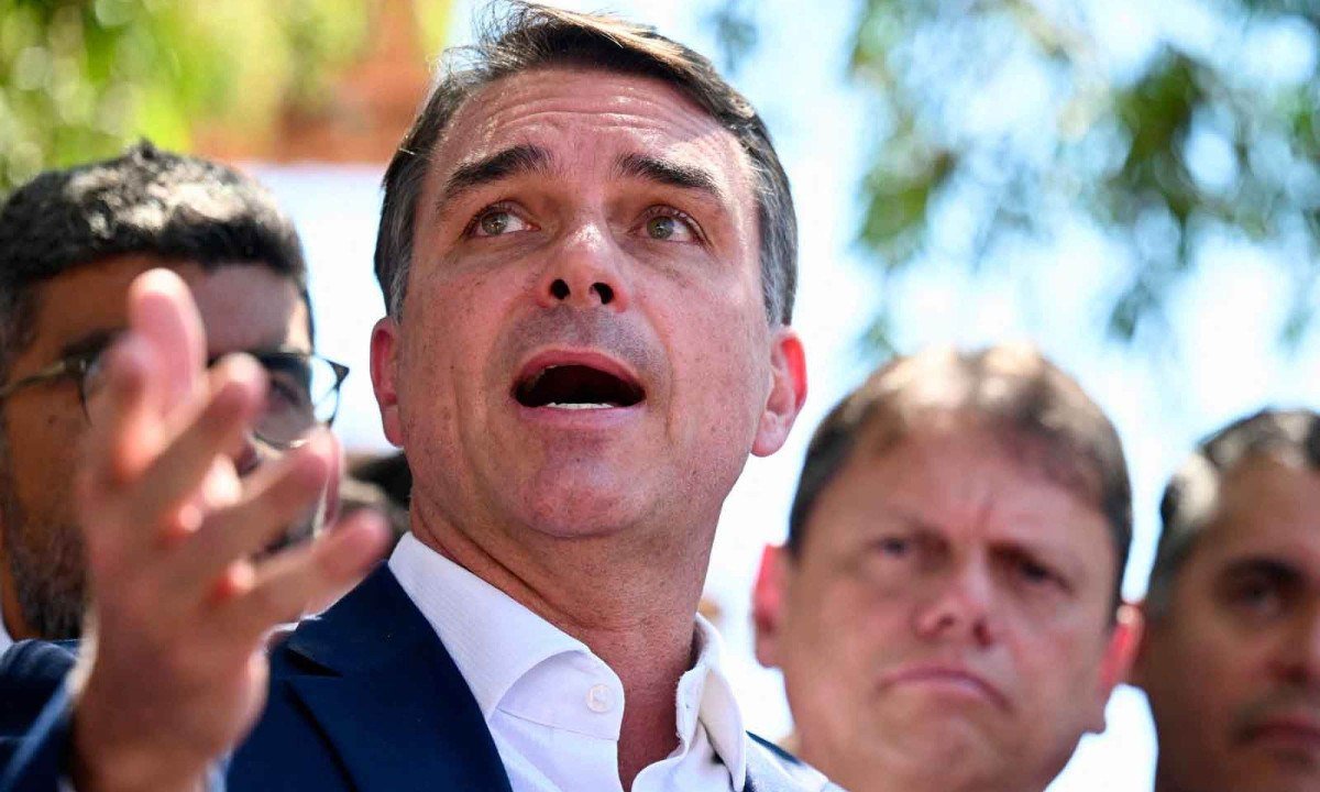 No primeiro turno, realizado no domingo, 4, Flávio Bolsonaro obteve 47,03% dos votos válidos; Lula, 45,16%. -  (crédito: Evaristo Sa/AFP)