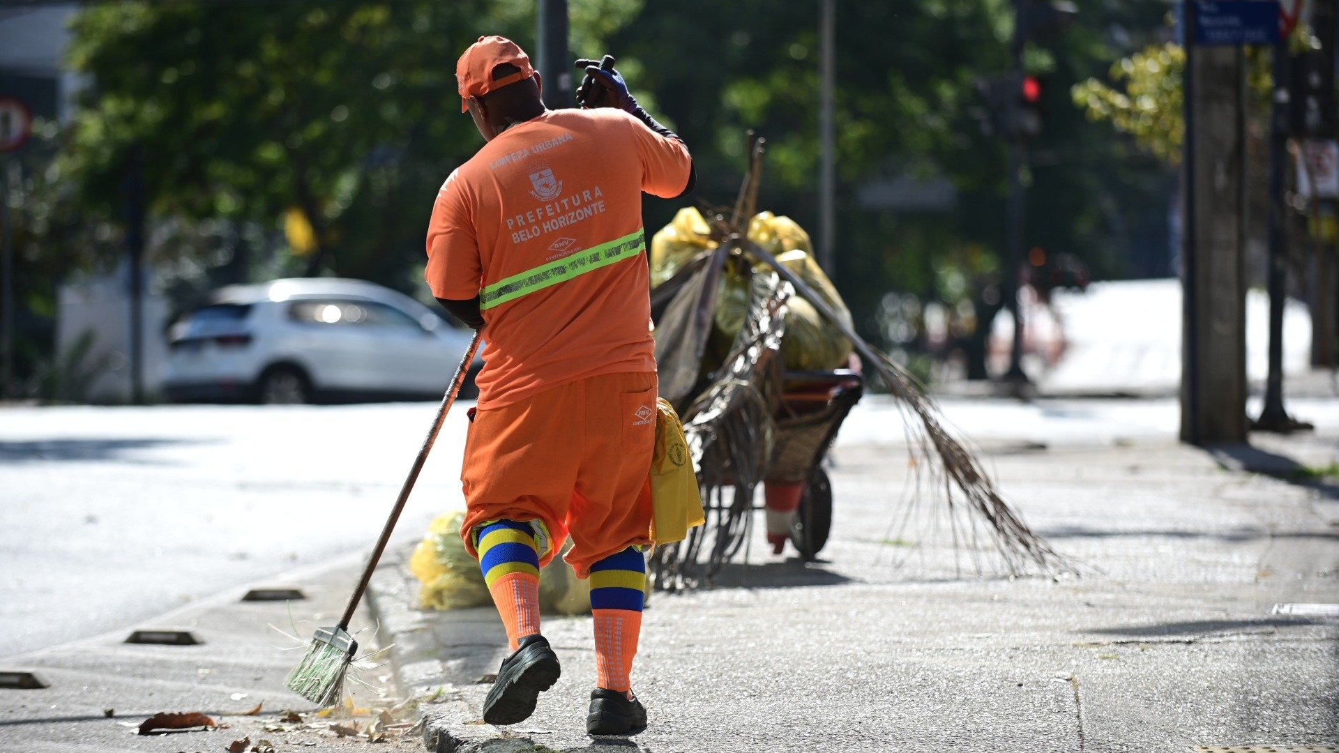 Um profissional de limpeza urbana atua em Belo Horizonte, cidade que instituiu nova lei para prote&ccedil;&atilde;o e valoriza&ccedil;&atilde;o desses trabalhadores -  (crédito: Leandro Couri/EM/D. A. Press)