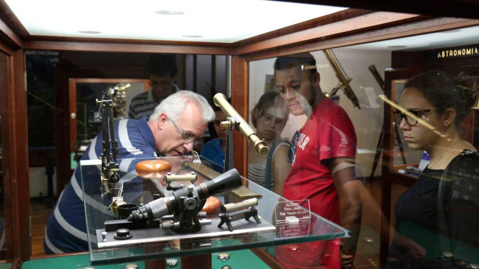 Professor e alunos no interior do Museu de Ci&ecirc;ncia e T&eacute;cnica da Escola de Minas, que ocupa o pr&eacute;dio do antigo Pal&aacute;cio dos Governadores