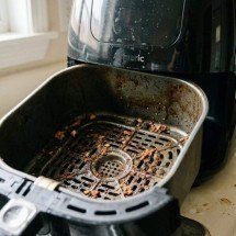 Truque prático para limpar a air fryer revoluciona a rotina na cozinha ao remover gordura encrustada em menos de um minuto: aprenda o método infalível - Tupi