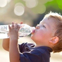 Água em excesso ou falta: especialistas alertam por que seguir uma meta fixa de hidratação infantil ignora fatores essenciais do dia a dia - Tupi