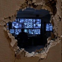 Influencer encontra buraco oculto em quarto de motel e fica aterrorizado ao descobrir o que havia atrás da parede - Tupi