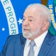 Lula assina decreto para facilitar bloqueio de celulares em presídios - Cláudio Kbene/PR