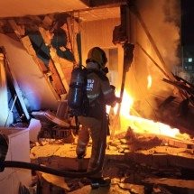 Explosão derruba laje e muro, mata homem e atinge 3 carros em BH