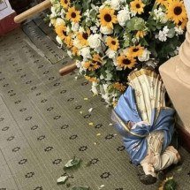Jovem é preso após dar 'voadora' em imagem de Nossa Senhora do século 18 - Redes sociais/Reprodução
