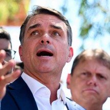 Flávio é favorito no segundo turno, mas a bola segue em jogo - Evaristo Sa/AFP