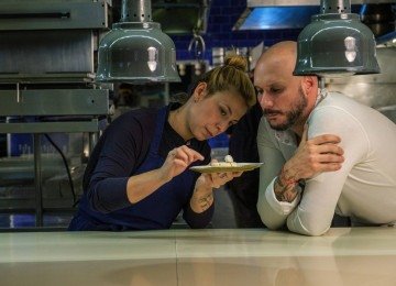 Bianca Mirabili e Luiz Filipe Souza, do Evvai, vivem juntos a pressão de estar em uma cozinha estrelada, que deve acertar sempre -  (crédito: Apple TV/Divulgação)