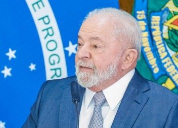 2022 - A eleição de 2022 colocou frente a frente Luiz Inácio Lula da Silva (PT) e Jair Bolsonaro (PL). Lula liderou o primeiro turno, com 48,43% dos votos válidos, seguido de perto por Bolsonaro, com 43,20%; Simone Tebet (MDB) terminou em terceiro, com 4,16%. A votação decisiva ocorreu em 30 de outubro e terminou com a vitória de Lula, que recebeu 50,90% dos votos válidos, contra 49,10% de Bolsonaro. Foi a menor diferença percentual em uma eleição presidencial brasileira até então.
 -  (crédito: Cláudio Kbene/PR)