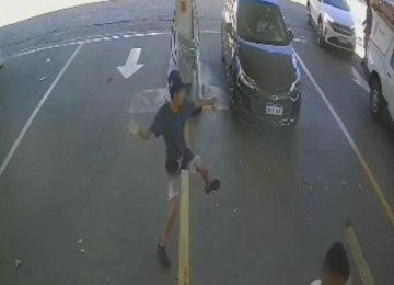 Imagens das cÃ¢meras de seguranÃ§a de um posto de combustÃ­vel prÃ³ximo ao Shopping Del Rey mostram um dos homens arremessando pedras contra um frentista -  (crédito: ReproduÃ§Ã£o)