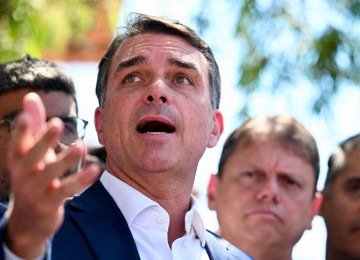 No primeiro turno, realizado no domingo, 4, Flávio Bolsonaro obteve 47,03% dos votos válidos; Lula, 45,16%. -  (crédito: Evaristo Sa/AFP)