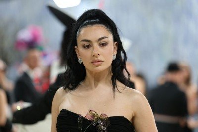 Charli XCX é uma das headliners do Lollapalooza Brasil 2026       -  (crédito:  AFP)