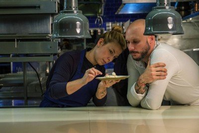Bianca Mirabili e Luiz Filipe Souza, do Evvai, vivem juntos a pressão de estar em uma cozinha estrelada, que deve acertar sempre -  (crédito: Apple TV/Divulgação)