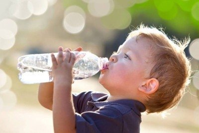 Água em excesso ou falta: especialistas alertam por que seguir uma meta fixa de hidratação infantil ignora fatores essenciais do dia a dia -  (crédito: Tupi)