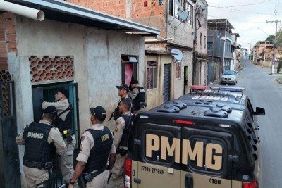 Durante o cumprimento das medidas judiciais, foram apreendidos dois veículos que, conforme o Ministério Público, seriam utilizados nas atividades criminosas, além de celulares, drogas e dinheiro -  (crédito: MPMG/Divulgação)