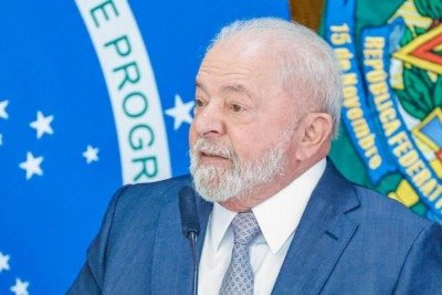 2022 - A eleição de 2022 colocou frente a frente Luiz Inácio Lula da Silva (PT) e Jair Bolsonaro (PL). Lula liderou o primeiro turno, com 48,43% dos votos válidos, seguido de perto por Bolsonaro, com 43,20%; Simone Tebet (MDB) terminou em terceiro, com 4,16%. A votação decisiva ocorreu em 30 de outubro e terminou com a vitória de Lula, que recebeu 50,90% dos votos válidos, contra 49,10% de Bolsonaro. Foi a menor diferença percentual em uma eleição presidencial brasileira até então.
 -  (crédito: Cláudio Kbene/PR)