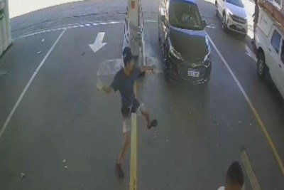 Imagens das cÃ¢meras de seguranÃ§a de um posto de combustÃ­vel prÃ³ximo ao Shopping Del Rey mostram um dos homens arremessando pedras contra um frentista -  (crédito: ReproduÃ§Ã£o)