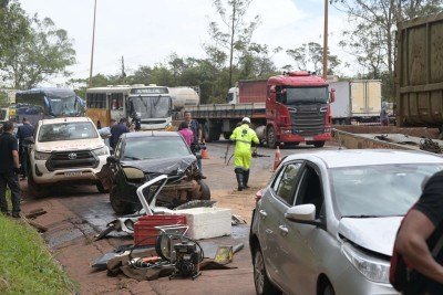 Carreta perde o freio e atropela dezenas de veículos na BR 356, em Nova Lima, na Grande BH -  (crédito: Leandro Couri/EM/D.A.Press)