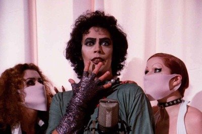 O ator cis Tim Curry (ao centro) causou polêmica por interpretar Frank N’ Furter, travesti do planeta Transsexual, na galáxia Transilvânia -  (crédito: 20th Century Fox/divulgação)