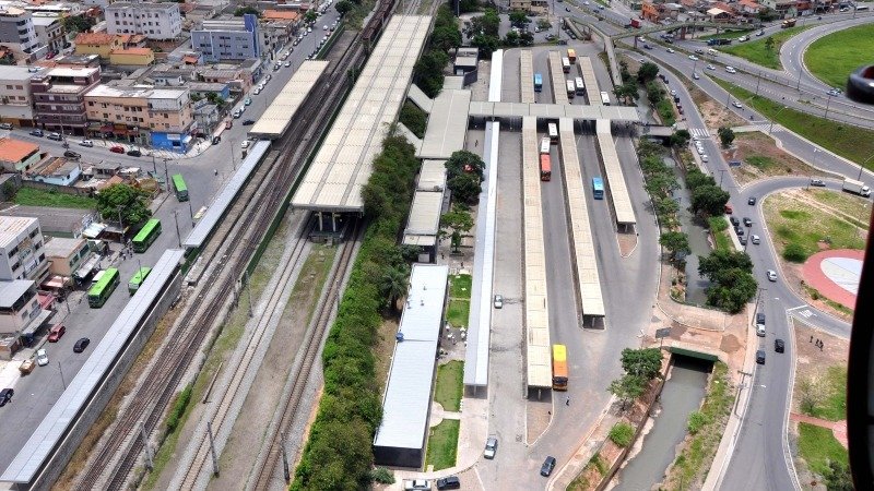 Obras na Rua dos Bonif&aacute;cios provocam altera&ccedil;&otilde;es no fluxo da Esta&ccedil;&atilde;o Metr&ocirc; Eldorado e no terminal de &ocirc;nibus -  (crédito: Divulga&ccedil;&atilde;o/Prefeitura de Contagem)