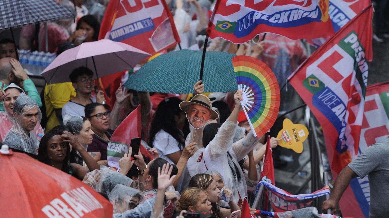 Ato em Belo Horizonte re&uacute;ne manifestantes com s&iacute;mbolos de apoio a Lula e contr&aacute;rios &agrave; fam&iacute;lia Bolsonaro durante protesto -  (crédito: Guzanshe/EM/D.A Press.)