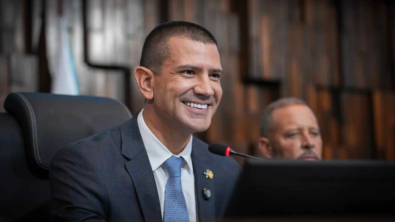 Douglas Ruas, que assume o governo do Rio de Janeiro ap&oacute;s decis&atilde;o do TSE, em sess&atilde;o legislativa -  (crédito: Thiago Lontra/Alerj)